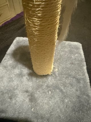 Rascador para gatos con ratón colgante