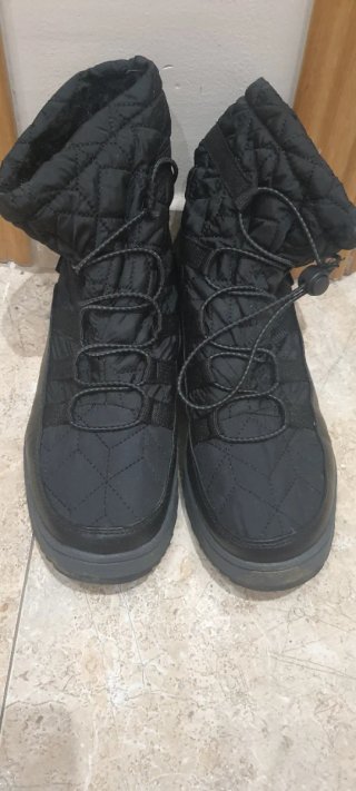 Botas negras acolchadas para la nieve