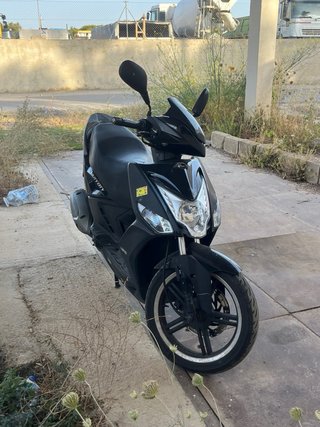 Kymco 125 Scooter Negra