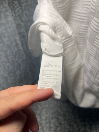 Camisa blanca de manga corta con textura. Talla L.
