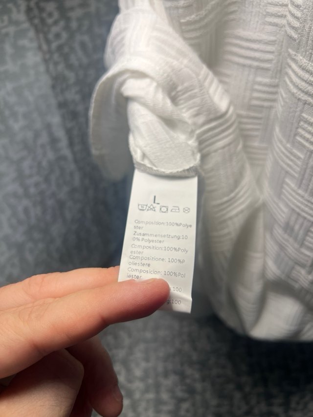 Camisa blanca de manga corta con textura. Talla L.
