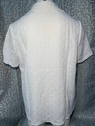 Camisa blanca de manga corta con textura. Talla L.