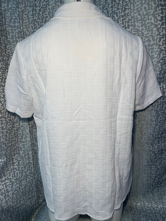 Camisa blanca de manga corta con textura. Talla L.