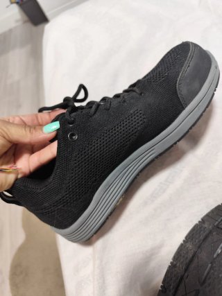Zapatos de seguridad negros y grises