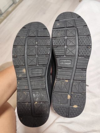 Zapatos de seguridad negros y grises