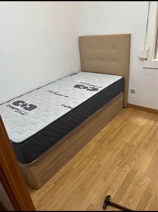 Canapé tapizado beige y madera