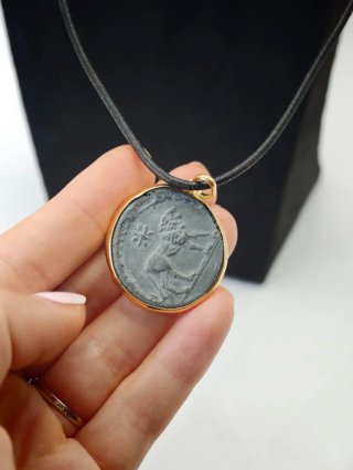 Collana con medaglia antica oro giallo 18k