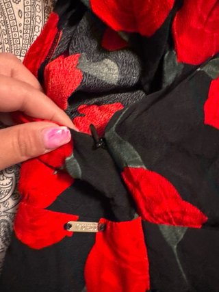 Vestito Guess nero con rose rosse