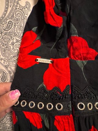 Vestito Guess nero con rose rosse