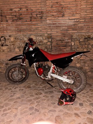 SE VENDE O SE CAMBIA POR MOTO DE ENDURO