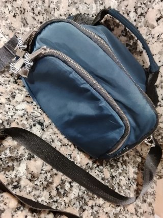 Bolso azul con cremalleras