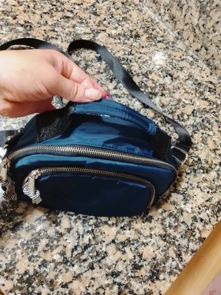Bolso azul con cremalleras