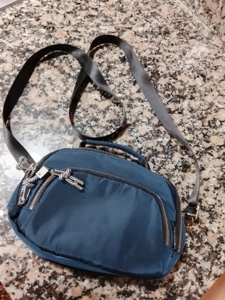 Bolso azul con cremalleras