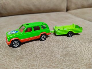 Jeep Cherokee Majorette con remolque