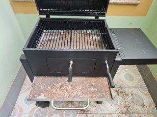 Barbacoa negra portátil.