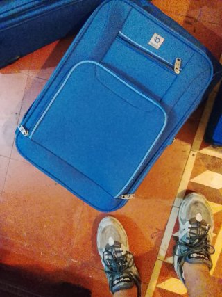 Maleta de viaje azul y gris