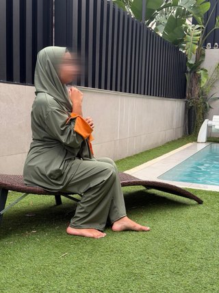 Burkini verde con detalles naranja