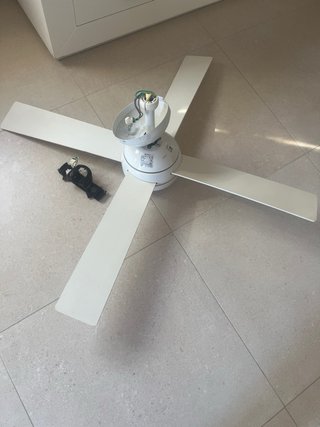 Ventilador de techo blanco