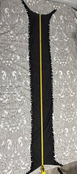 Fular gris oscuro con pompones negros