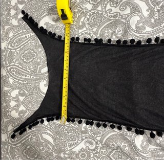 Fular gris oscuro con pompones negros