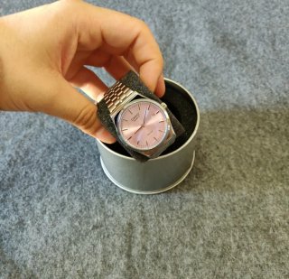 Reloj Casio plateado y dial rosa