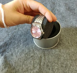 Reloj Casio plateado y dial rosa