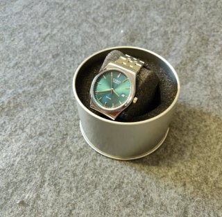 Reloj Casio plateado y dial verde Aqua