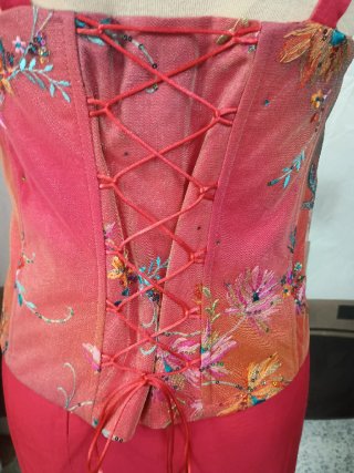 Vestido de fiesta largo rojo y multicolor