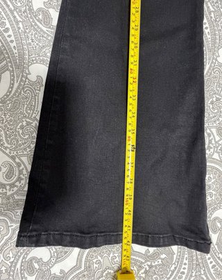 Pantalón acampanado Stradivarius negro T. L