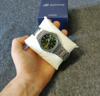 Reloj de acero y dial verde oliva