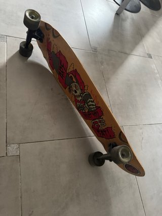 Longboard OXELO con diseño de calavera