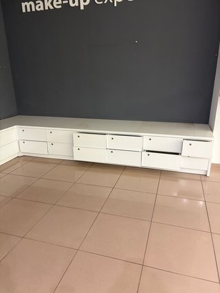 Módulos Bajos con Cajoneras para Tienda
