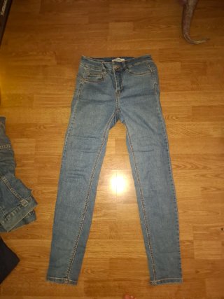 Pantalones vaqueros rotos talla 38