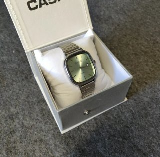 Reloj Casio plateado y dial verde claro
