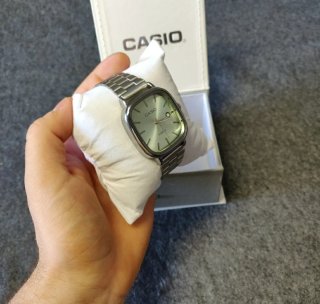 Reloj Casio plateado y dial verde claro