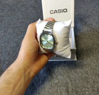 Reloj Casio plateado y dial verde claro