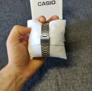 Reloj Casio plateado y dial verde claro