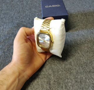 Reloj Casio Dorado y dial blanco