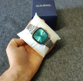 Reloj Casio plateado y dial azul turquesa