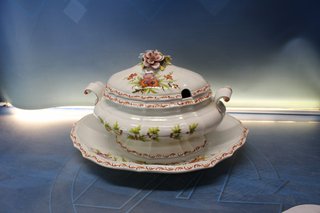 Sopera y fuente porcelana o loza Made in Italy. Pintado a mano. Vintage.