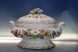 Sopera y fuente porcelana o loza Made in Italy. Pintado a mano. Vintage.