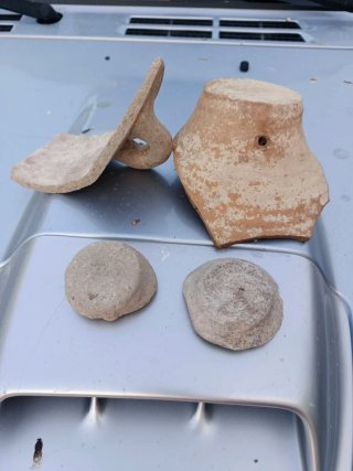 Lote antiguos fragmentos de cerámica.