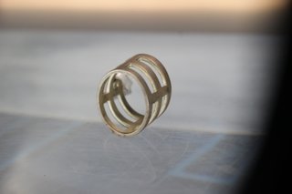 Anillo inclinado plata de ley. Joidart. 16,5 mm, talla 13.