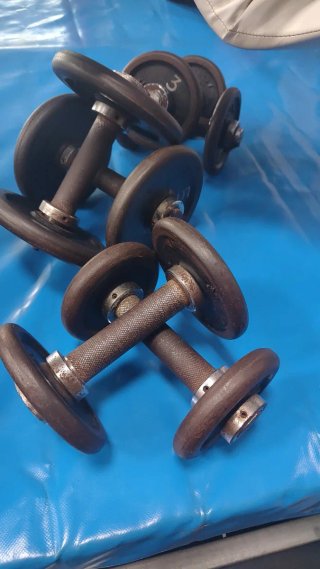 Mancuernas de 3 kg, 2 (pares) y un par de 5 kg.