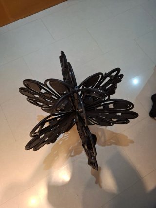 Escultura cinética metal negra 60cm