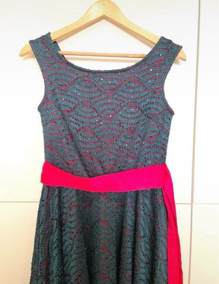 Vestido fiesta verde con fajín rosa
