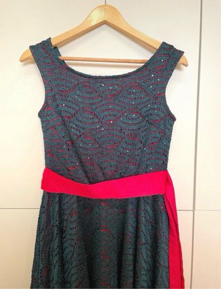 Vestido fiesta verde con fajín rosa