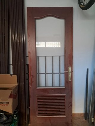 Puerta de madera con cristal