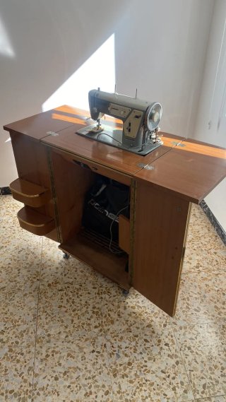 Máquina de coser Wertheim con mueble