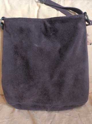 Bolso marrón de ante con adornos étnicos